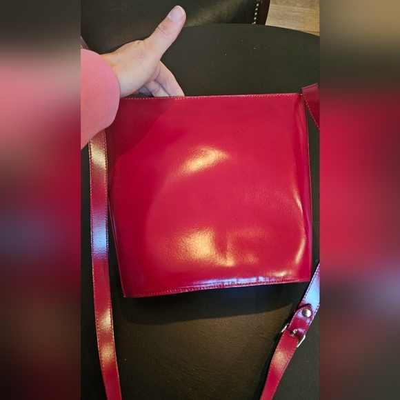 VINTAGE CRISTIAN Italian Cherry Red Genuine Leather shoulder bag. - Picture 4 of 14